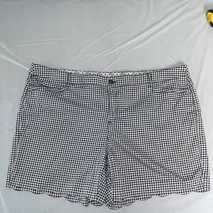 Scalloped hem black white plaid shorts women’s 24W trendy intro.love the fit
